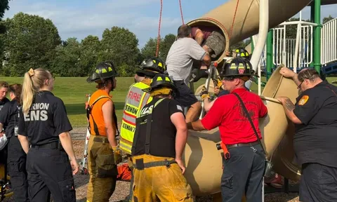 Chơi dại giữa trưa nắng 40 độ, người đàn ông mắc kẹt trong cầu trượt như… gói nem cuốn, khiến cứu hộ toát mồ hôi giải cứu