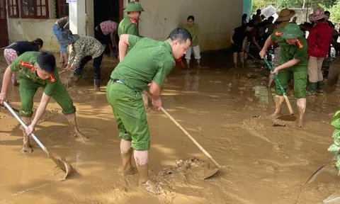 Công an, bộ đội lội bùn khắc phục hậu quả lũ ống tại Nghệ An