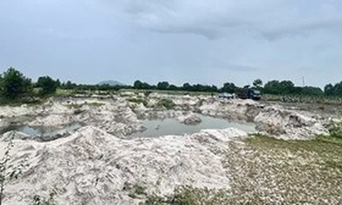 Phát hiện nhiều máy múc, xe tải ben tại hiện trường vụ khai thác cát trái phép