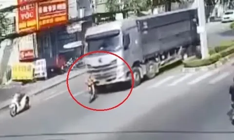Clip: Đau lòng khoảnh khắc bé trai 13 tuổi đi xe điện va chạm với xe tải tử vong