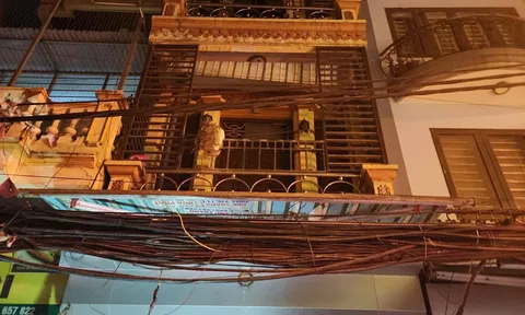 Giải cứu 08 người trong vụ cháy nhà dân lúc nửa đêm tại phường Giáp Bát, quận Hoàng Mai