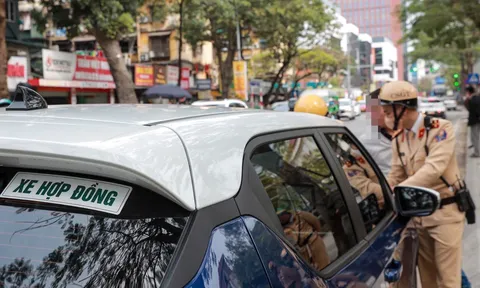 Hàng loạt ô tô phớt lờ biển cấm dừng, đỗ bị xử lý