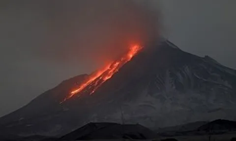 Núi lửa phun trào trên bán đảo Kamchatka (Nga)