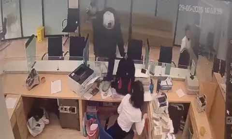 Nghi vấn cướp ngân hàng ở Quảng Ninh: Camera tiết lộ hình ảnh nghi phạm đe dọa nhân viên, lấy tiền
