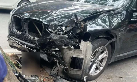 Xe máy va chạm ô tô BMW ở Hà Nội, cô gái 18 tuổi bị đứt lìa chân