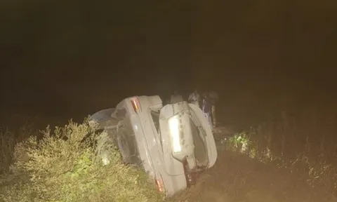 Xe chở khách dự tiệc cưới mất lái lao xuống mương, 5 người thiệt mạng