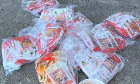 Kiểm tra xe khách có dấu hiệu khả nghi trên QL1, bàng hoàng phát hiện 112.000 gói măng tẩm ướp gia vị, bao bì tiếng nước ngoài