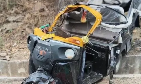 Đau xót hiện trường vụ tai nạn thảm khốc, 7 người tử vong: Xe tải chở cột xi măng bất ngờ lật, đè trúng xe 3 bánh