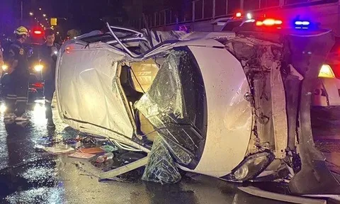 Vụ ô tô mất lái, đâm dải phân cách khiến 2 người chết, 3 người bị thương: Hiện trường thương tâm