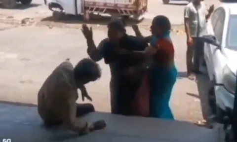 Bị sàm sỡ giữa đường, người phụ nữ tát liên tiếp vào mặt "kẻ biến thái"