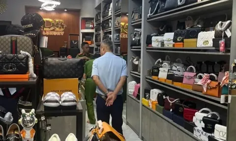 Nóng: Thu giữ nhiều túi xách hiệu Gucci, Louis Vuitton nghi hàng giả tại một cửa hàng nổi tiếng ở Long An