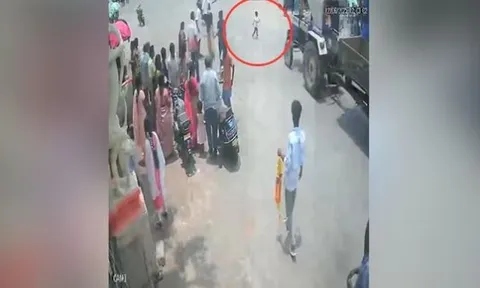 Đau đớn: Bé trai 4 tuổi tử vong thương tâm do bị máy kéo cán qua người