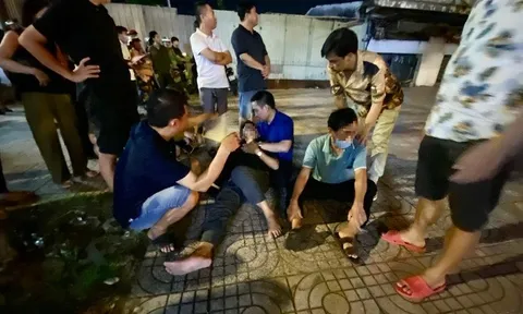 Vụ "xe điên" gây tai nạn kinh hoàng ở TP.HCM: Nghẹn lòng chứng kiến cảnh người đàn ông khóc ngất bên 2 thi thể