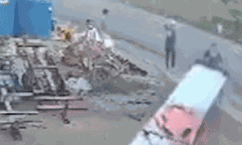 Kinh hãi khoảnh khắc va chạm với xe chở tôn, nam thanh niên 20 tuổi tử vong thương tâm