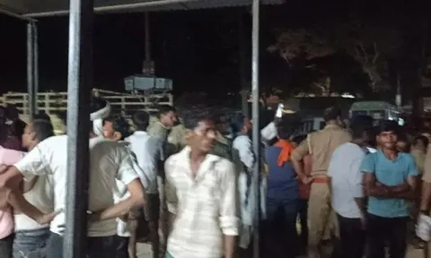 Kinh hãi cảnh xe tải mất lái lật nghiêng, đè chết 4 thiếu niên bên lề đường