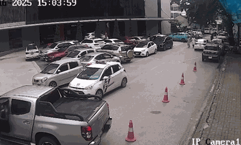Clip: Nghẹn lòng chứng kiến khoảnh khắc xe bán tải bất ngờ lũi, cán một phụ nữ đi bộ trong bệnh viện ở Hà Nội