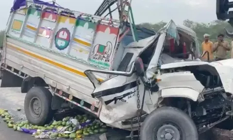 Xe tải chở xoài lao khỏi cầu vượt, đè chết 3 người đi bộ: Hiện trường quá thảm khốc