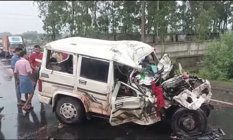 Hiện trường vụ ô tô tông trực diện xe tải, 9 người đi đám cưới tử vong thương tâm