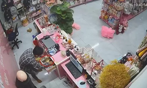 Camera "tố cáo" 2 đối tượng dùng dao khống chế, trói tay nữ nhân viên cửa hàng ở Bình Phước rồi cướp tiền, mặc nạn nhân van xin