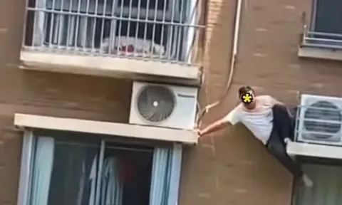 Bắt quả tang ngoại tình, người đàn ông liều mạng đu người ngoài ban công kêu cứu