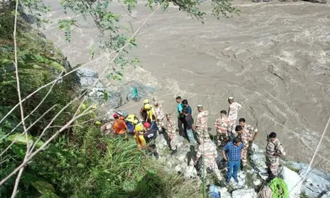 Nóng: Xe buýt rơi xuống sông, 2 người chết, 10 người mất tích