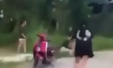 Vụ 2 nhóm nữ sinh ở Thanh Hóa vác dao chém nhau, 2 em nhập viện: Camera ghi lại 12 giây kinh hãi