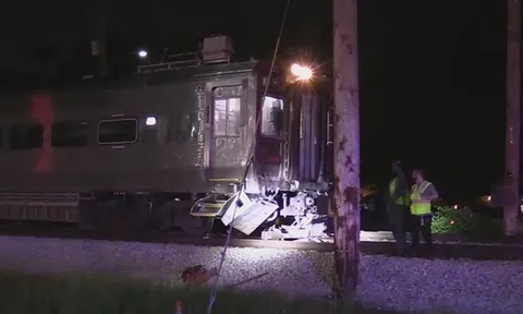 Hiện trường vụ tai nạn tàu hỏa, ô tô bị đâm trúng khiến 5 người thiệt mạng