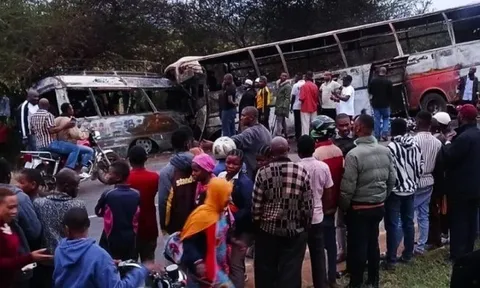 Kinh hãi hiện trường 2 xe buýt đâm trực diện rồi phát nổ, khiến 38 người thiệt mạng, nhiều nạn nhân cùng một gia đình