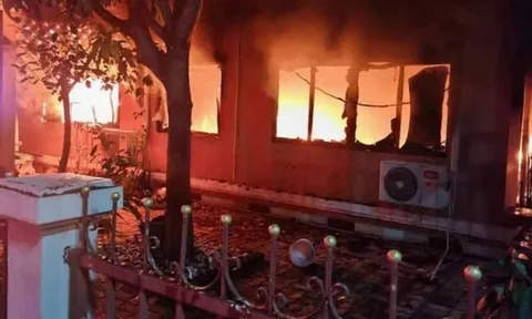 Cháy nhà lúc rạng sáng, con bất lực nhìn mẹ liệt giường thiệt mạng trong biển lửa