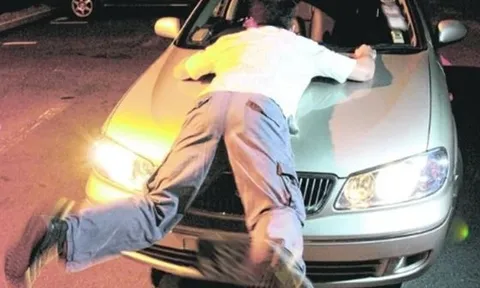 Đau đớn phát hiện vợ "không mảnh vải" trong xe với bạn, chồng bị húc văng khi ngăn cản