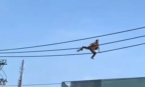 Vụ người phụ nữ bán vé số bò như "siêu nhân nhện" trên dây điện hạ thế ở TP.HCM: Camera tiết lộ khoảnh khắc thót tim