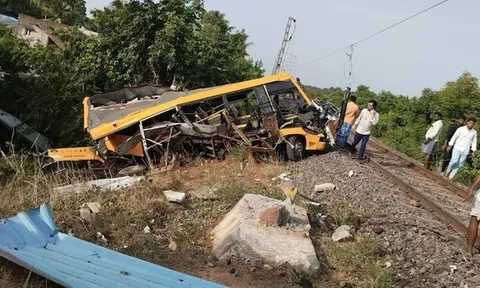 Xe buýt trường học bị tàu hỏa đâm trúng, 2 học sinh tử vong: Hiện trường đau buồn và nguyên nhân ban đầu