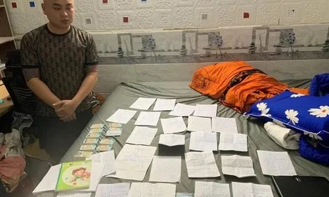 Trung AK bị bắt giữ: Công an khám xét khẩn cấp nhà phát hiện 4 cuốn sổ, tiết lộ về số tiền 20 tỷ đồng