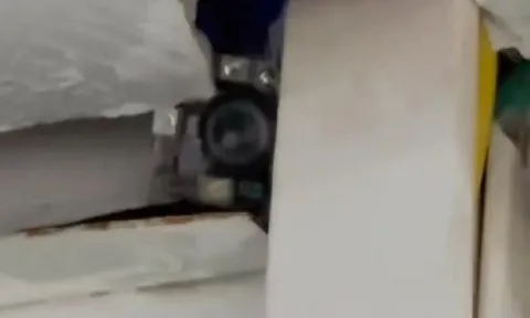 Cô gái trẻ kinh hãi phát hiện camera quay lén trong căn hộ mới thuê, góc quay hướng thẳng vào giường ngủ