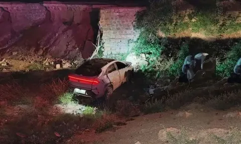 Tai nạn hú vía: Xe SUV bay khỏi cầu dang dở vì Google Maps chỉ đường