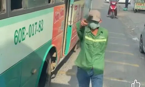 Người đàn ông bước xuống xe buýt, cầm dao 'hăm dọa' tài xế ô tô phía sau: Camera tiết lộ khoảnh khắc kinh hãi, công an vào cuộc điều tra