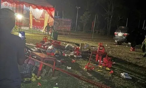 Hiện trường vụ ô tô lùi trúng nhóm trẻ ở nhà văn hóa, 1 bé 6 tuổi tử vong, 7 bé bị thương: Tài xế là nam giới, hình ảnh hiện trường đau xót