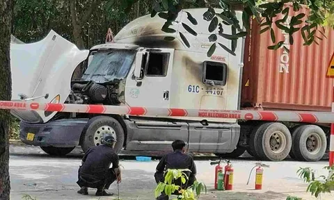 Kinh hãi phát hiện thi thể người đàn ông trong cabin xe container cháy xém: Nạn nhân chặn xe, đâm đôi nam nữ rồi tự thiêu