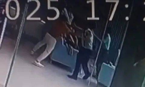 2 vợ chồng trẻ hành hung người phụ nữ 60 tuổi tại sảnh chung cư: Danh tính kẻ "động tay, động chân", camera an ninh ghi lại hình ảnh gì?