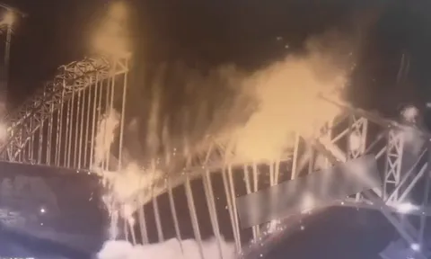 Kinh hãi khoảnh khắc sập cầu ở Trung Quốc, khiến ít nhất 12 người thiệt mạng