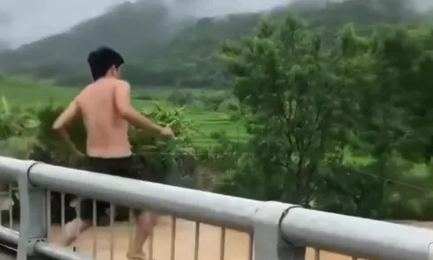 Clip thanh niên nhảy xuống dòng nước lũ chảy xiết, mất tích, bất ngờ trước thái độ dửng dưng của nhiều người