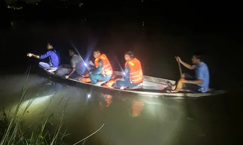 Tìm kiếm bé gái 3 tuổi nghi mất tích trên sông: Bàng hoàng phát hiện con heo nhựa trôi sông