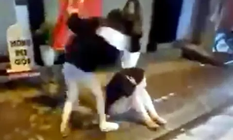 Kinh hãi khoảnh khắc cô gái trẻ bị "đặt bẫy", đánh hội đồng dã man lúc nửa đêm ở Hà Nội