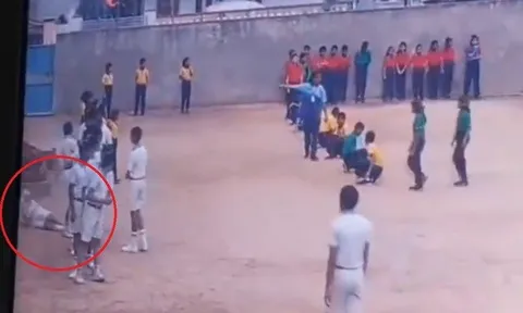 Đang đứng trên sân trường, nam sinh lớp 10 ngã gục rồi tử vong: Camera ghi lại giây phút cuối cùng kinh hãi