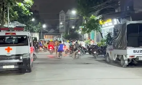 Phát hiện thi thể 2 vợ chồng trước cửa nhà ở TP.HCM: Con trai khóc ngất tại hiện trường