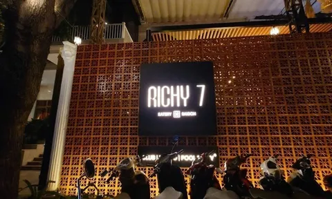 Lật tẩy "bí mật động trời" trong nhà hàng nổi tiếng ở TP.HCM: Nữ tiếp viên bán dâm giá 8 triệu đồng/lần, thu giữ 756 bình N2O