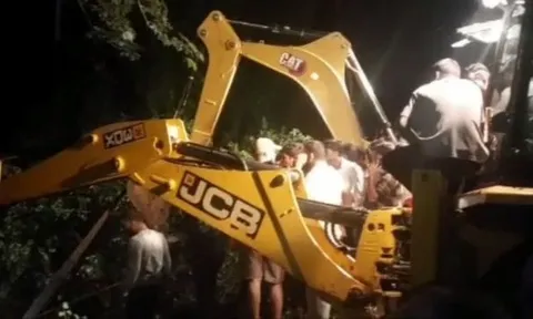 Xe ô tô bất ngờ lao xuống giếng, 4 người thiệt mạng: Nguyên nhân ban đầu đau đớn, sợi dây thừng giúp cứu 3 người