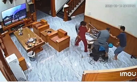 Đang ngồi trong nhà, người đàn ông ở Ninh Bình bất ngờ bị đánh gục tại chỗ: Camera ghi lại cảnh kinh hoàng
