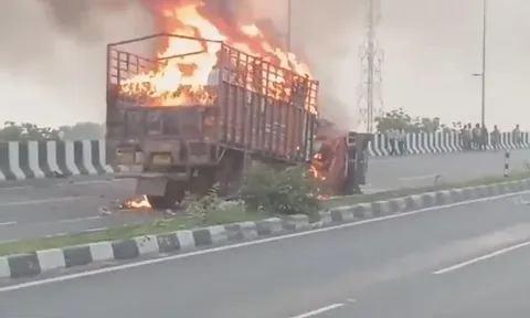 Khoảnh khắc kinh hoàng: Cả gia đình 4 người chết cháy trong tai nạn ô tô, nạn nhân nhỏ nhất mới 5 tuổi