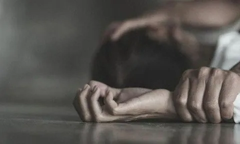 Nghe con gái 5 tuổi tiết lộ "bí mật kinh hoàng", người mẹ lập tức đến công an tố cáo "yêu râu xanh"